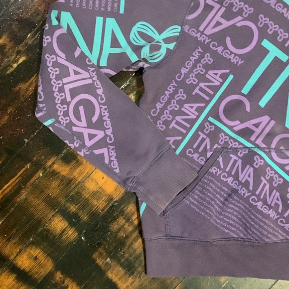 TNA Pullover Hoodie - Picture 3 of 11